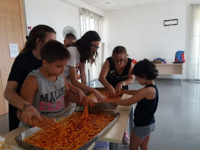 Children who attend D´Genes Summer School in Totana become bakers for a day, Foto 4