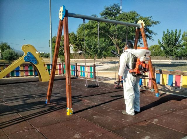 El Ayuntamiento emprende la desinfección de los parques infantiles del municipio - 1, Foto 1