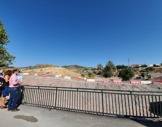 El alcalde de Lorca visita las obras de renovación urbana del barrio de Cristo Rey - 1, Foto 1
