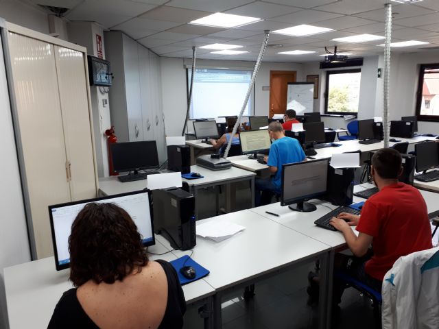 El Ayuntamiento de Molina de Segura y el FEDER financian la formación en competencia digital para mejorar el acceso a los servicios municipales - 1, Foto 1