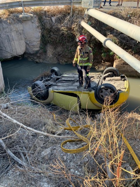 Un turismo se sale de la carretera y cae a una acequia, en Santomera - 1, Foto 1