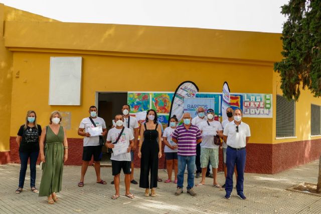 Los participantes del programa Barrios ADLE en la Barriada Virgen de la Caridad reciben sus diplomas - 1, Foto 1