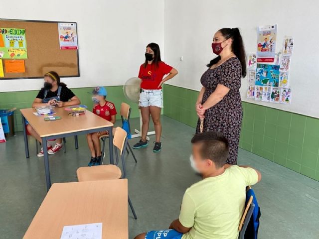 Cerca de un centenar de niños y niñas disfrutan de juegos, actividades y talleres en las 'Escuelas de Verano para Conciliar y Coeducar' puestas en marcha por el Ayuntamiento de Lorca - 2, Foto 2