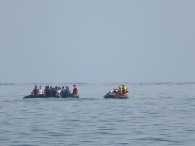 El Servicio Municipal de Emergencias atiende a los inmigrantes a bordo de una patera interceptada en la playa de Puntas de Calnegre - 1, Foto 1