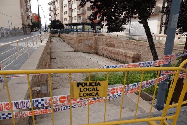 La izquierda critica el cierre y precinto policial de la Fuente del Oro y el abandono de la histórica fuente de la Plaza del Caño - 1, Foto 1