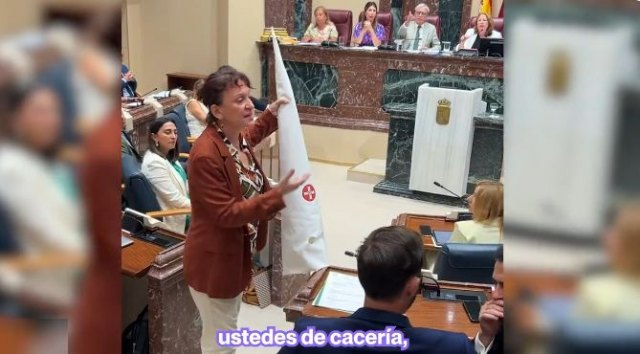 María Marín entrega un capirote del Ku Klux Klan Antelo: Para que la próxima vez que salgan de cacería vayan bien vestidos - 1, Foto 1