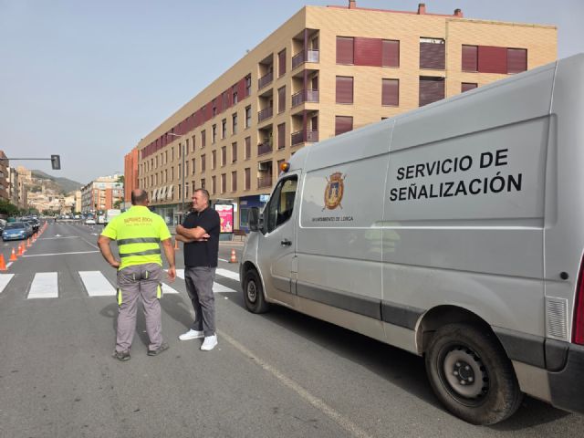 El Ayuntamiento de Lorca refuerza la seguridad vial con un plan intensivo de repintado de la se&ntilde;alización horizontal en todo el casco urbano y pedanías - 2, Foto 2