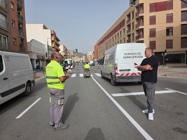 El Ayuntamiento de Lorca refuerza la seguridad vial con un plan intensivo de repintado de la se&ntilde;alización horizontal en todo el casco urbano y pedanías - 3, Foto 3