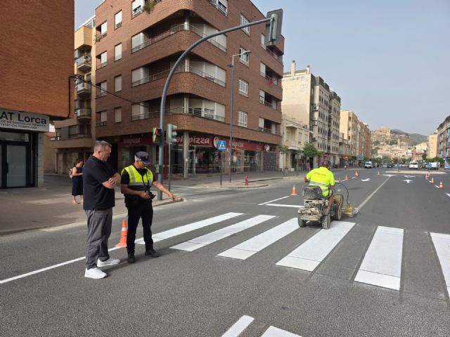 El Ayuntamiento de Lorca refuerza la seguridad vial con un plan intensivo de repintado de la se&ntilde;alización horizontal en todo el casco urbano y pedanías - 4, Foto 4