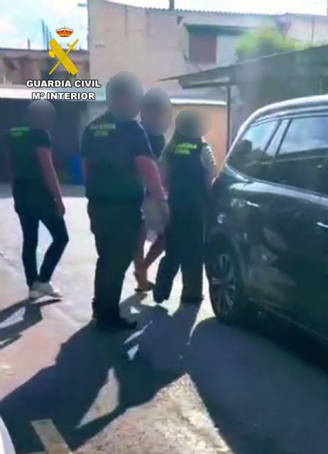 La Guardia Civil detiene a dos personas por la sustracción de un vehículo de alta gama y el uso fraudulento de tarjetas bancarias - 4, Foto 4