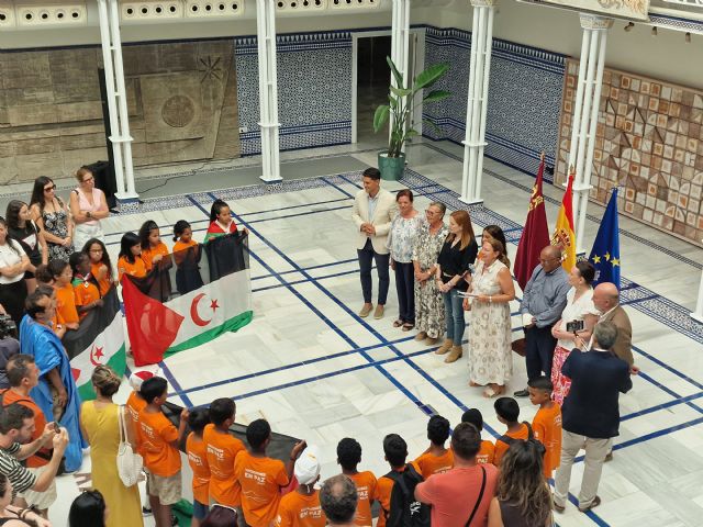 La Asamblea Regional de Murcia recibe a los menores saharauis del Programa “Vacaciones en Paz” - 2, Foto 2