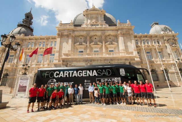 Colores albinegros en la nueva imagen del autobús del FC Cartagena - 1, Foto 1
