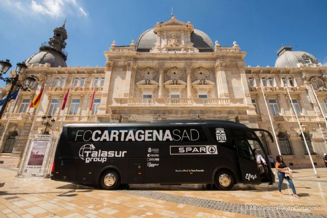 Colores albinegros en la nueva imagen del autobús del FC Cartagena - 2, Foto 2