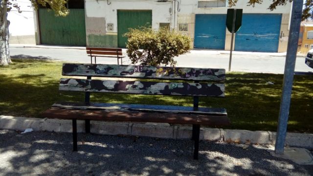 Se sustituyen los bancos de madera de la avenida de Yecla - 1, Foto 1