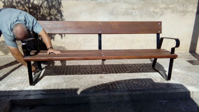 Se sustituyen los bancos de madera de la avenida de Yecla - 2, Foto 2