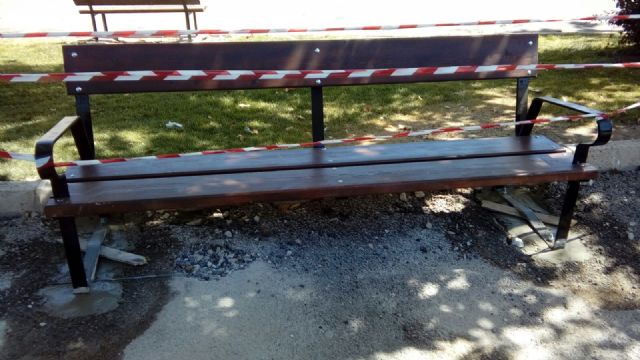 Se sustituyen los bancos de madera de la avenida de Yecla - 3, Foto 3