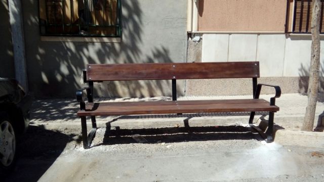 Se sustituyen los bancos de madera de la avenida de Yecla - 4, Foto 4