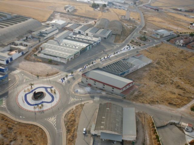 Se sustituyen los bancos de madera de la avenida de Yecla - 5, Foto 5