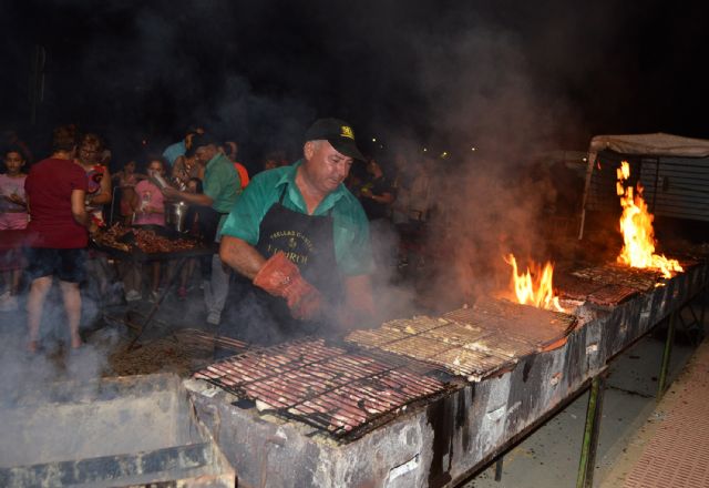 La 'Noche de la Brasa y la Zurra' reúne a cerca de 4.000 personas en la fiesta torreña de la gastronomía y la convivencia - 1, Foto 1