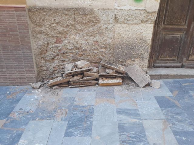 IU-Lorca denuncia un nuevo derrumbe de una cornisa en una calle peatonal del casco histórico - 1, Foto 1