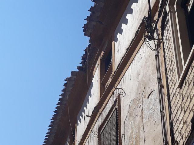 IU-Lorca denuncia un nuevo derrumbe de una cornisa en una calle peatonal del casco histórico - 2, Foto 2