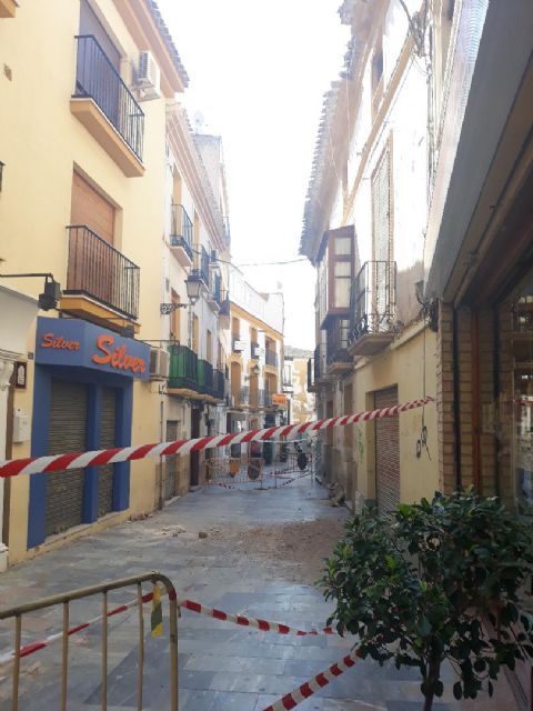 IU-Lorca denuncia un nuevo derrumbe de una cornisa en una calle peatonal del casco histórico - 3, Foto 3
