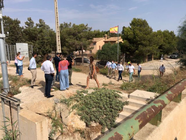 López Miras y Pablo Casado visitan la rambla del Albujón y atienden a los vecinos de Bahía Bella - 1, Foto 1