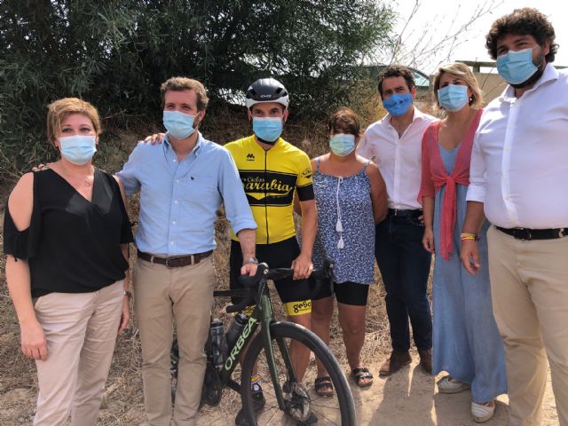 López Miras y Pablo Casado visitan la rambla del Albujón y atienden a los vecinos de Bahía Bella - 2, Foto 2