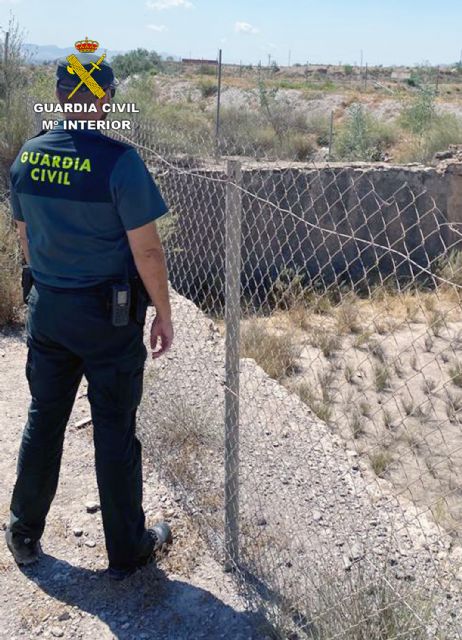 La Guardia Civil rescata a dos perros atrapados en una balsa de riego abandonada - 1, Foto 1