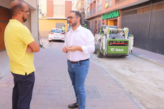 El alcalde de Lorca supervisa los trabajos que se están desarrollando para el acondicionamiento de la calzada del carril de Caldereros - 2, Foto 2