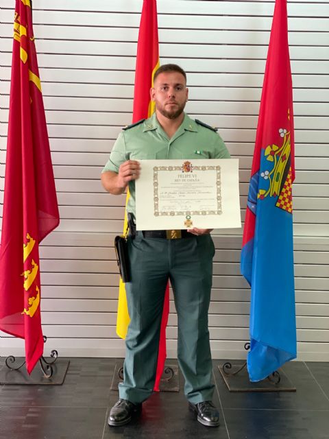 El alcalde entrega la Cruz de Oficial de la Orden del Mérito Civil al Teniente Herrera - 2, Foto 2