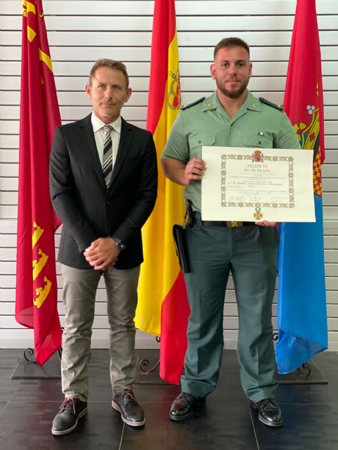El alcalde entrega la Cruz de Oficial de la Orden del Mérito Civil al Teniente Herrera - 3, Foto 3