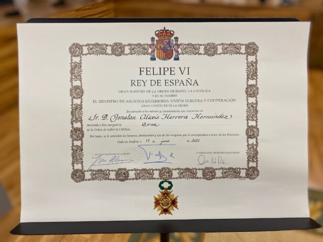 El alcalde entrega la Cruz de Oficial de la Orden del Mérito Civil al Teniente Herrera - 5, Foto 5