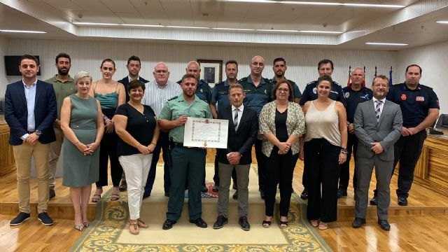 El alcalde entrega la Cruz de Oficial de la Orden del Mérito Civil al Teniente Herrera - 1, Foto 1