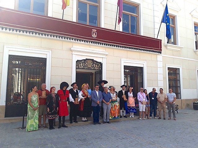 El alcalde ofrece una recepción a organizadores y grupos participantes en el 34 Festival Internacional de Folclore en el Segura - 1, Foto 1