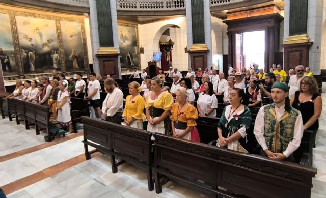 La concejal de Turismo entrega una nueva bandera de España al patrón de Cartagena - 1, Foto 1