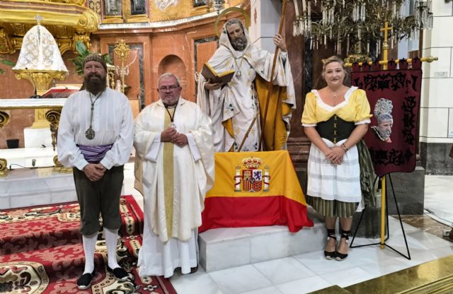 La concejal de Turismo entrega una nueva bandera de España al patrón de Cartagena - 2, Foto 2