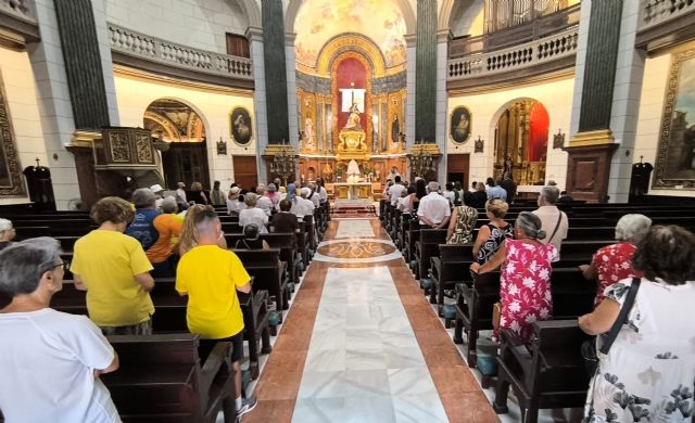 La concejal de Turismo entrega una nueva bandera de España al patrón de Cartagena - 4, Foto 4