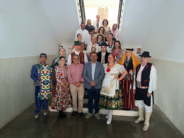 Recepción institucional a los grupos participantes en el 35 Festival Internacional de Folclore en el Segura - 1, Foto 1