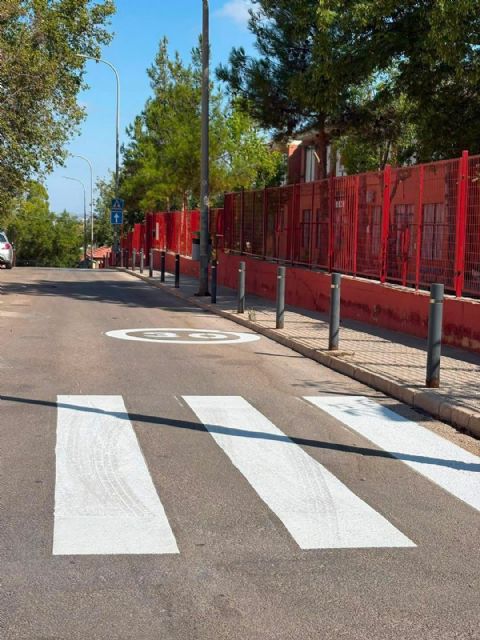El Ayuntamiento ultima el repintado de los entornos de todos los colegios públicos del municipio para reforzar la seguridad ante el inicio del curso - 2, Foto 2