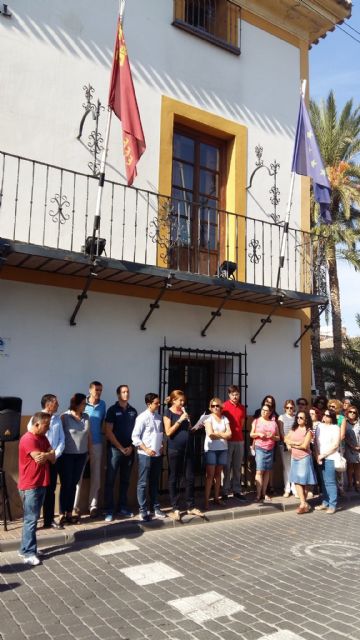 En Archena un centenar de personas también se han concentrado contra la explotación sexual y tráfico de mujeres - 1, Foto 1