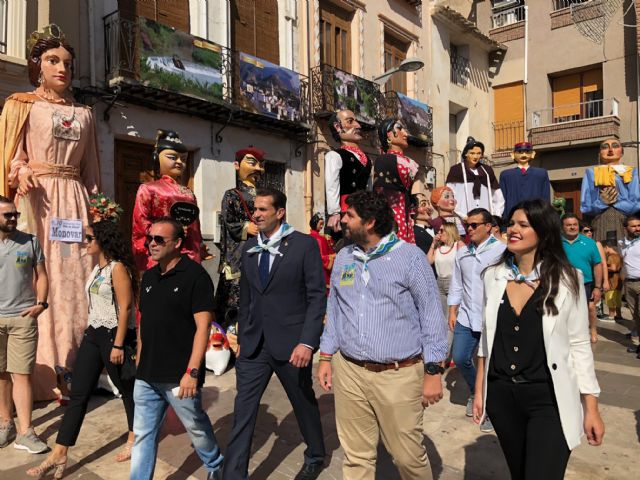 López Miras asiste al XIX Encuentro de Gigantes y Cabezudos ´Villa de Abarán´ - 1, Foto 1