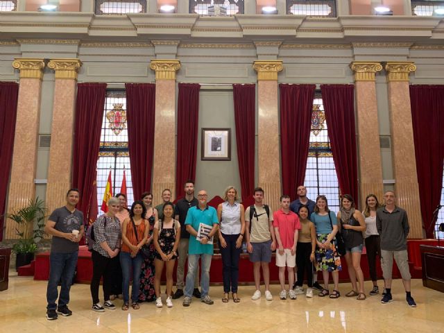 El Ayuntamiento recibe a los alumnos internacionales del Instituto Hispánico en su Salón de Plenos - 1, Foto 1