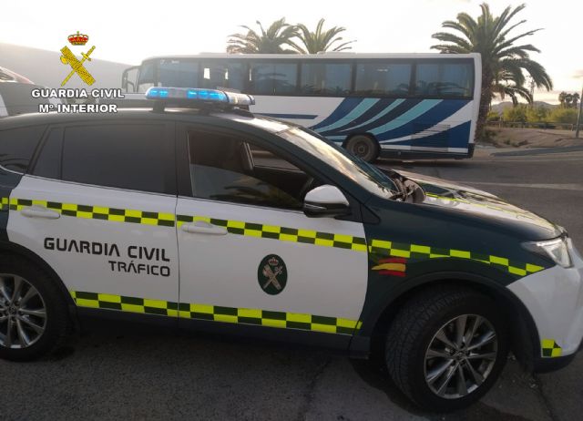 La Guardia Civil intercepta al conductor de un autobús que casi triplicaba la tasa máxima de alcohol - 1, Foto 1