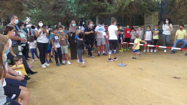Las Alamedas se inundan de alegría gracias a la actividad 'Jugando al Atletismo en la calle' - 1, Foto 1