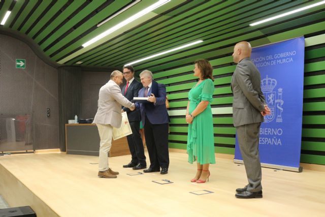 Vélez reivindica la labor de los funcionarios de prisiones como pilar básico de las políticas de seguridad y de intervención social - 2, Foto 2