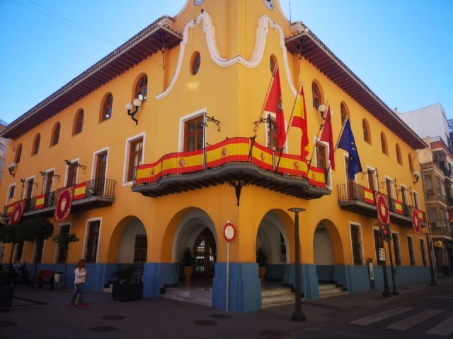 El alcalde dicta un Bando para que los vecinos engalanen sus balcones con la bandera de España - 2, Foto 2