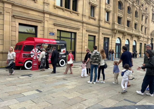 Cayetana Guillén Cuervo recibe un Jamón Ibérico en el Festival de Cine de San Sebastián como homenaje a su trayectoria - 3, Foto 3