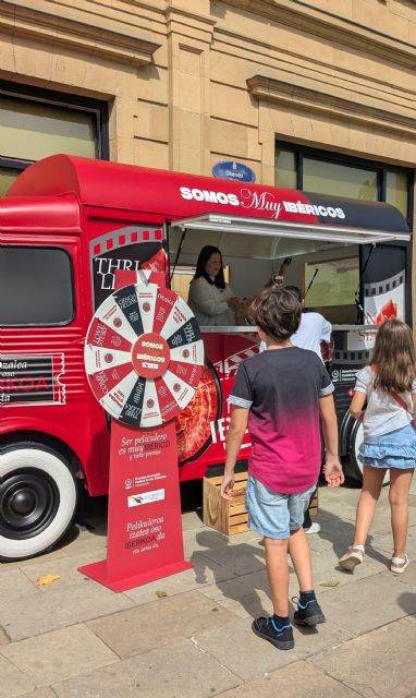Cayetana Guillén Cuervo recibe un Jamón Ibérico en el Festival de Cine de San Sebastián como homenaje a su trayectoria - 4, Foto 4