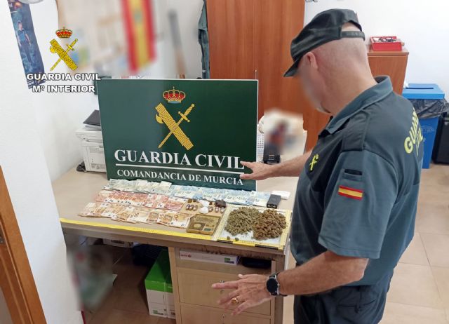 La Guardia Civil desmantela un activo punto de venta de droga al menudeo en una vivienda de San Javier - 2, Foto 2